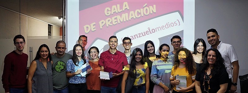En la primera edición del Premio de Periodismo El Anzuelo Medios, el programa Comunicación Social y Periodismo entregó reconocimientos a los mejores trabajos en Prensa, Radio y Audiosivual a los profesionales en formación en Unibagué.