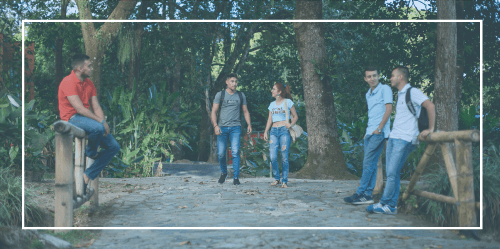 Imagen de estudiantes participando de una actividad recreativa al interior de Unibagué