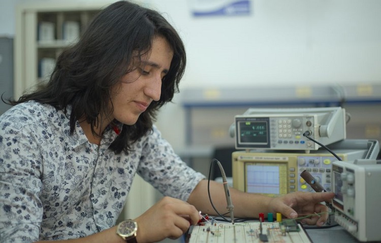 José Manuel Zamora Ortiz, estudiante de último semestre de Ingeniería Electrónica de la Universidad de Ibagué, recibió del Ministerio de Educación su mérito como uno de los mejores puntajes Saber Pro 2016 en Ingeniería en el país.