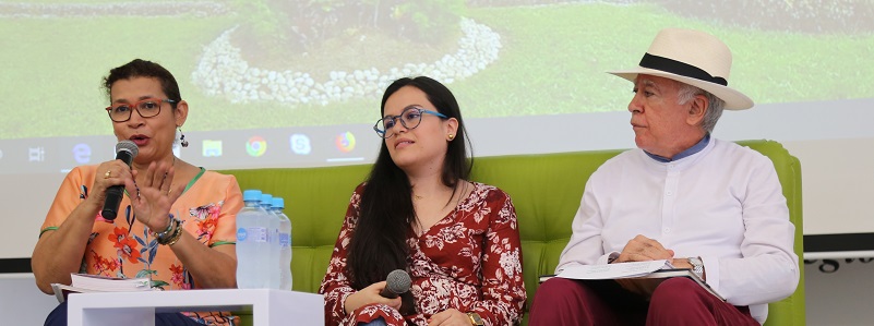 ¡Quihabido, papá! Así, Gustavo Antonio Hernández, invitado oriundo del Huila, saludó a los asistentes al Conversatorio sobre Colombianismos.